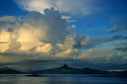 Archipel-des-Comores;-Ciel;-Cumulonimbus;-France;-Île;-Kaleidos;-Kaleidos-images;-La-parole-à-limage;-Laurent-Abad;-Mayotte;-Nuages;-Océan-Indien;-Paysage-marin;-Pic;-Stories-Pictures;-Vague